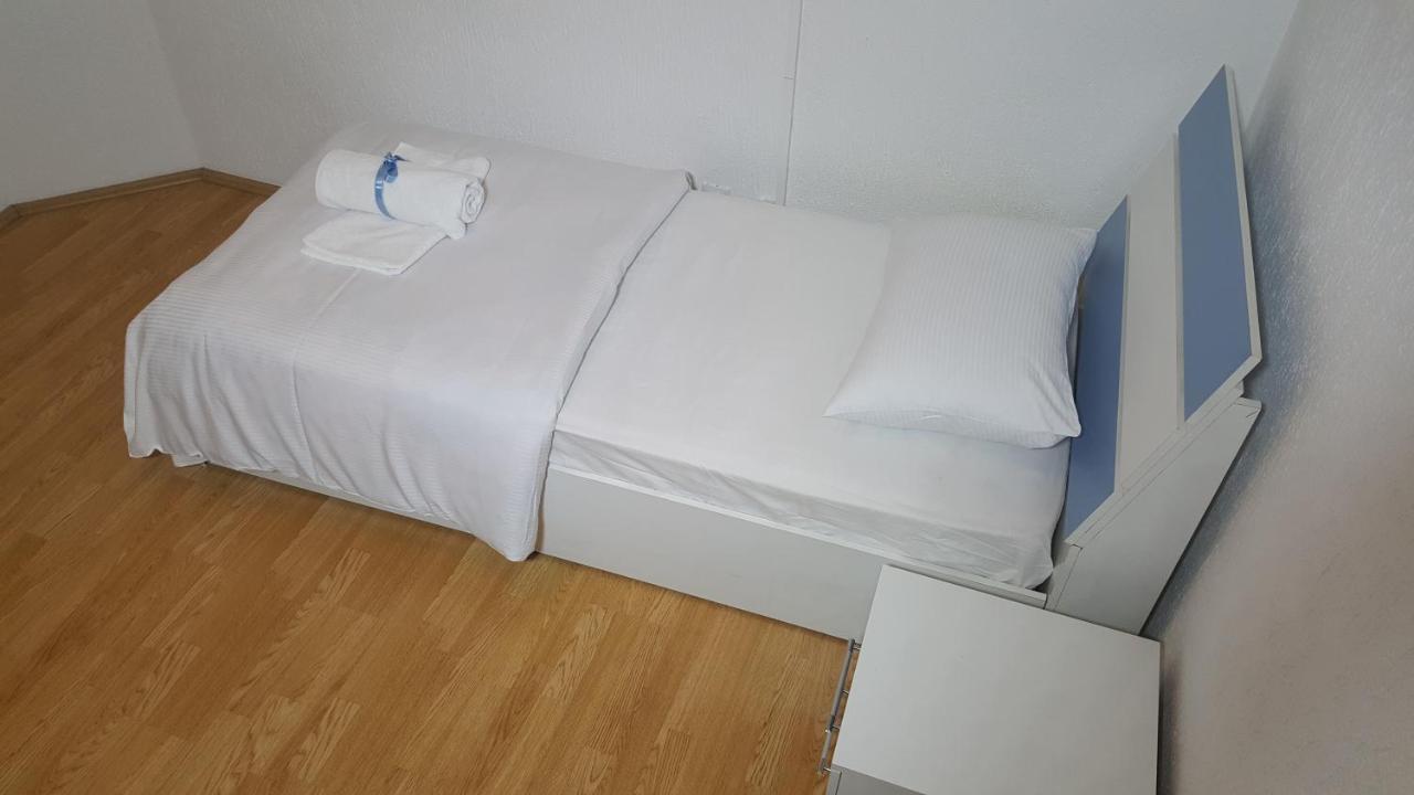 Bus Station Hostel Pristina Eksteriør billede